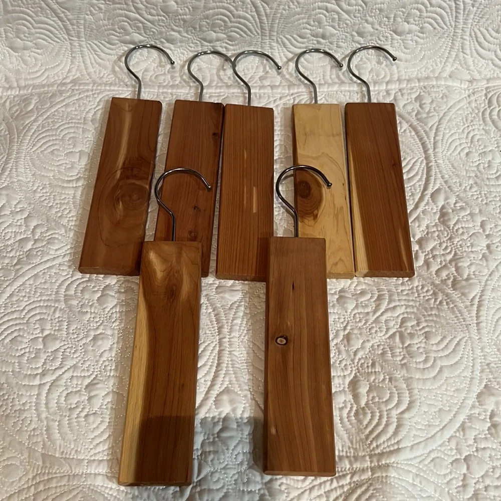 Set‎ of 7 cedar hang ups and 2 fragrance sachets